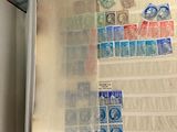 un livre ouvert avec des timbres, posé sur une table