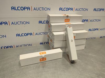 quatre piles de cartons sont empilées les unes sur les autres devant un mur