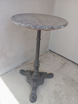 une petite table posée à même le sol