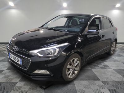 la photo d'une voiture noire sur un sol en damier