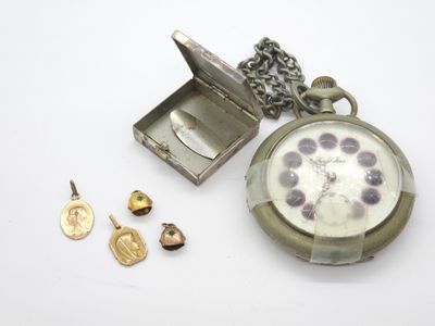 une montre de poche en argent avec une chaîne autour d'elle