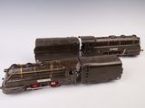 un petit train posé sur une surface blanche