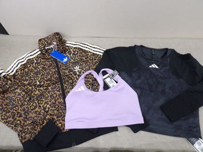trois vêtements pour femme, dont une veste à imprimé léopard, un haut et un legging