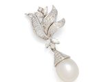 une broche en perle blanche et diamants