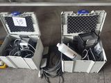 deux valises contenant du matériel électronique, posées par terre