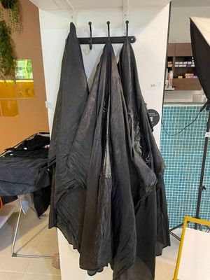 Un lot de blouses et capes pour coiffeur (adulte et enfant) …
