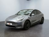 une Tesla Model Y argentée garée dans un showroom