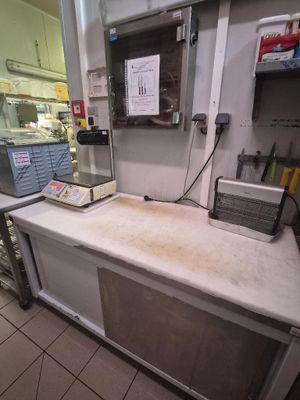 une cuisine équipée d'un plan de travail, d'un four et d'un réfrigérateur