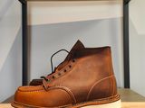 une photo d'une paire de bottes marron posées sur une étagère