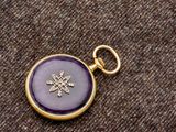 une image représentant une tresse violette et dorée ornée d'un flocon de neige