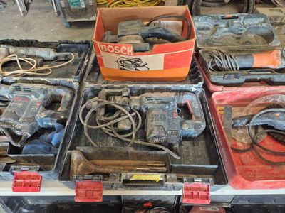 de nombreux outils posés sur une table