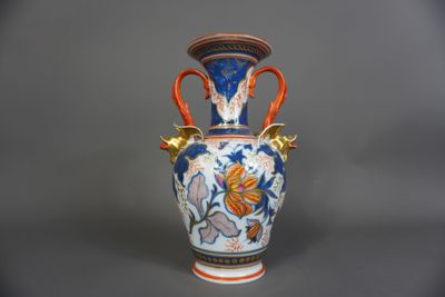 un vase posé sur une table, sur une surface grise