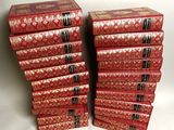 une pile de livres rouges empilés les uns sur les autres