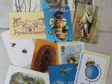 de nombreuses cartes postales aux motifs variés posées sur une table