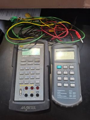 2 appareils de mesures, comprenant calibrateur universel MAR…