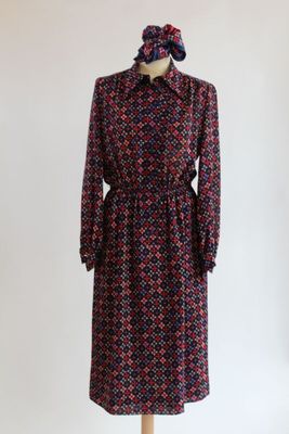 une robe de femme posée sur un mannequin, ornée d'un nœud