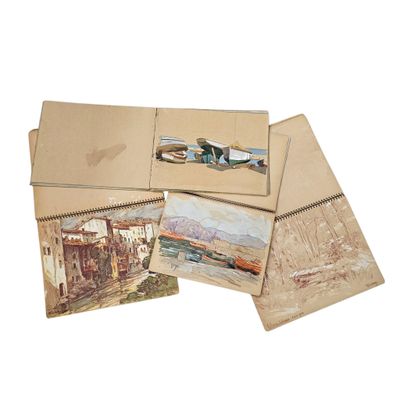 plusieurs cartes sur lesquelles figurent des photos de personnes, posées sur une surface blanche