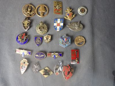 many different types of badges on a table