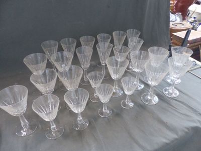 un grand nombre de verres à vin posés sur une table