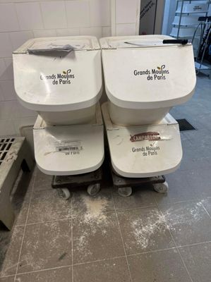 trois toilettes superposées dans une salle de bains