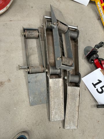Trois dérouleuses de sols. (Frais en sus 14.28%), TVA récupérable
