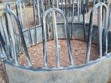 une grande cuve métallique contenant un tas de barres métalliques