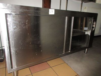 une armoire en acier inoxydable au milieu d'une cuisine