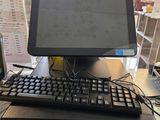un ordinateur posé sur un bureau, avec un clavier et une souris