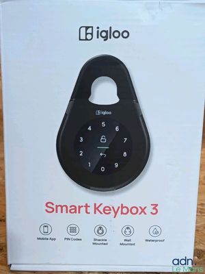 un gros plan d'une boîte contenant un clavier