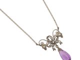 gros plan d'un collier sur fond blanc