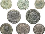 six pièces de monnaie romaines antiques, dont l'une représente la tête d'un homme