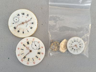 trois types différents de montres de poche dans un sac