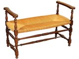 un banc en bois surmonté d'une assise tressée