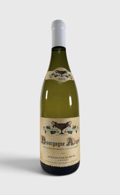 une bouteille de vin posée sur une table