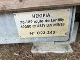 a sign on the back of a truck that says hekipia