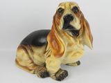 une figurine de chien assise sur une surface blanche