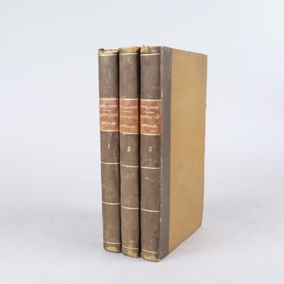deux livres posés l'un sur l'autre sur une surface blanche