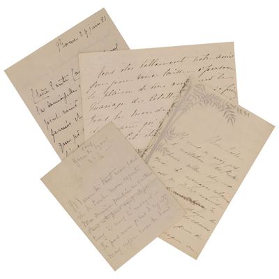 plusieurs vieilles lettres sont empilées sur une surface blanche