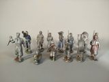 de nombreuses figurines de tailles et de couleurs différentes sur la table