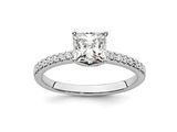 une bague de fiançailles ornée d'un diamant taille princesse au centre