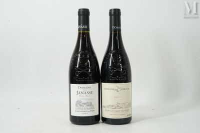deux bouteilles de vin posées l'une à côté de l'autre sur une table