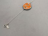 un gros plan d'un collier orné du logo de Clemson