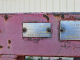 deux panneaux fixés sur le côté d'un banc rose