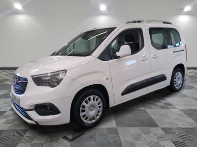 la camionnette blanche est garée sur un sol carrelé en damier