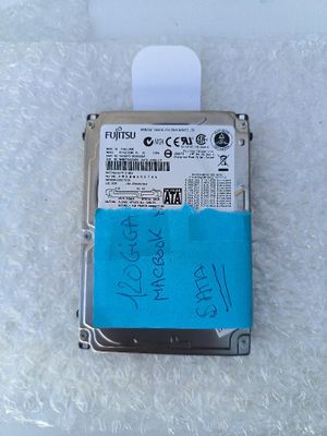 un disque dur sur lequel est collé un autocollant bleu