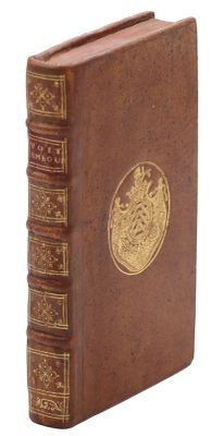 un vieux livre orné d'un sceau doré sur la couverture