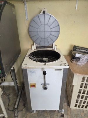 une photo d'une cuisine sale avec une machine à laver