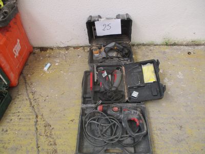 une photo d'une trousse à outils posée par terre près d'un mur