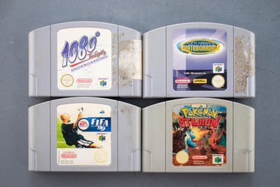 trois cartouches de jeux Nintendo empilées les unes sur les autres sur une table