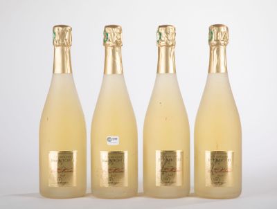 trois bouteilles de champagne posées les unes à côté des autres sur une surface blanche